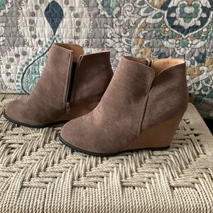 Size 8-8.5 W light brown ankle boots